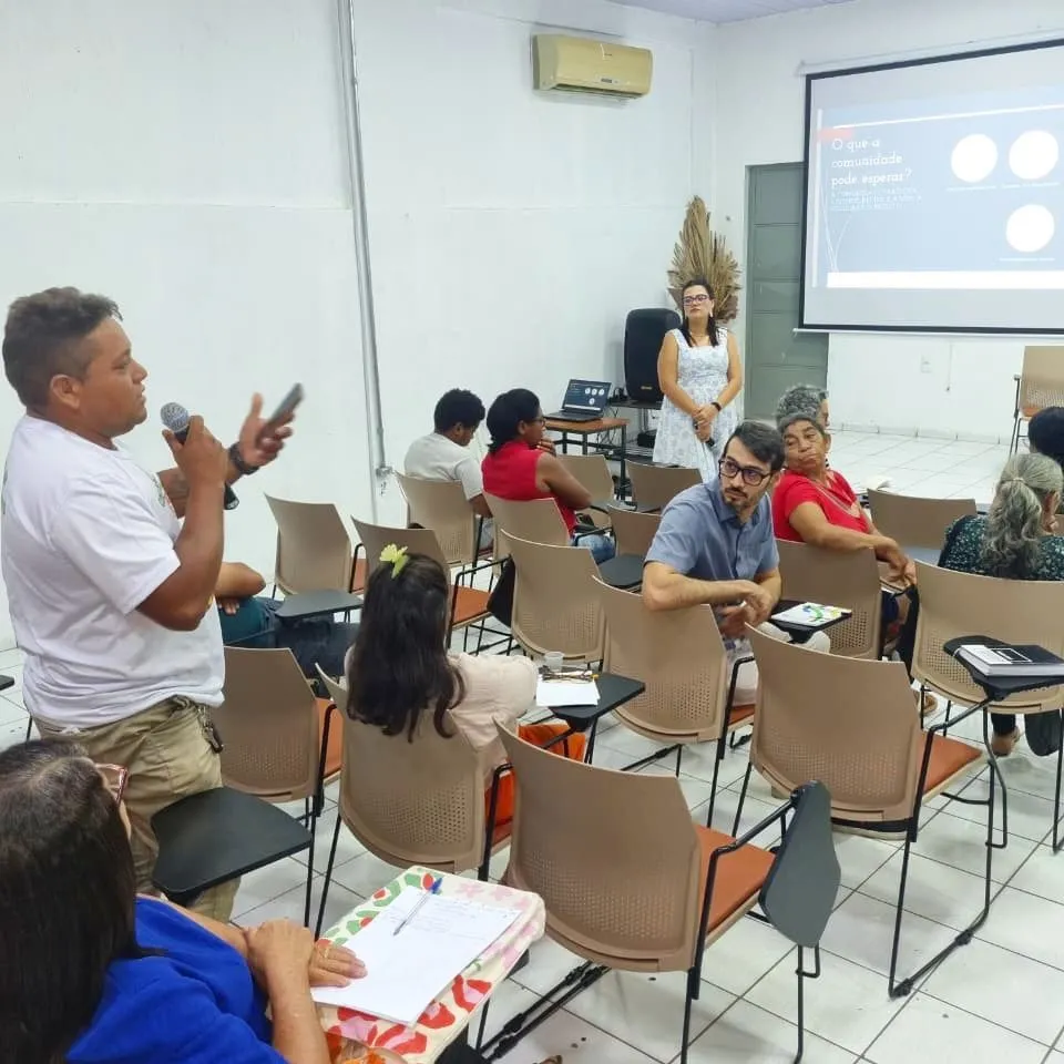 Agricultor faz uma pergunta durante o encontro