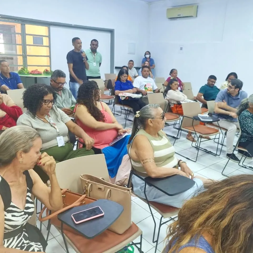 Agricultores e equipe durante o debate